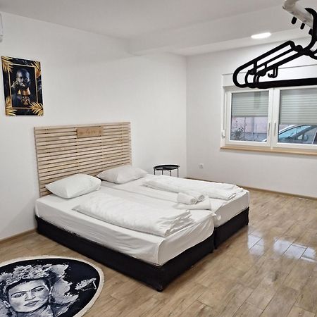 Expo Airport Otel Surčin Eksteriør billede